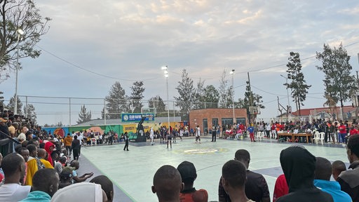 Zwei Basketballmannschaften spielen auf einem Platz in Kigali, Ruanda.