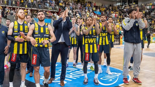 Spieler der Baskets Oldenburg applaudieren nach ihrem Playoff-Aus den Fans in der Halle.