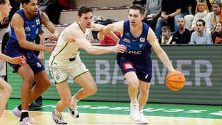 Adrian Breitlauch im Dribbling in einem Basketball-Spiel.