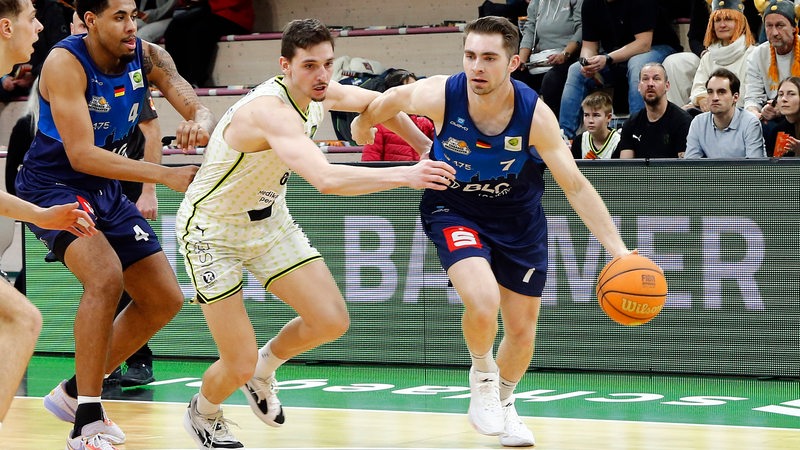Adrian Breitlauch im Dribbling in einem Basketball-Spiel.