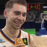 Basketball-Profi Adrian Breitlauch von den Eisbären Bremerhaven strahlt nach dem Sieg gegen Bayreuth bei einem Interview.