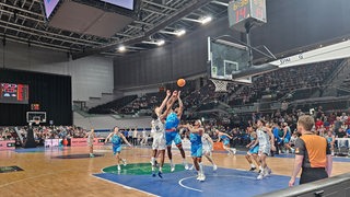 Die Basketballer der Eisbären Bremerhaven kämpfen im Spiel in der Bremer Stadthalle gegen Jena um den Ball.