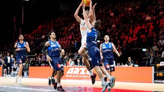 Basketballer der Eisbären Bremerhaven in Aktion bei einem Spiel gegen Nürnberg.