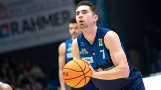 Basketball-Profi Adrian Breitlauch von den Eisbären Bremerhaven konzentriert vor einem Freiwurf.