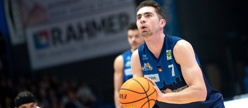 Basketball-Profi Adrian Breitlauch von den Eisbären Bremerhaven konzentriert vor einem Freiwurf.