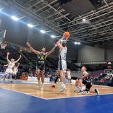 Ein Spieler der Eisbären Bremerhaven wirft in der Bremer Stadthalle auf den Korb.