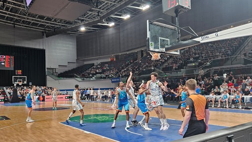 Basketball-Spieler der Eisbären Bremerhaven kämpfen in der Bremer Stadthalle gegen Gegner aus Jena.