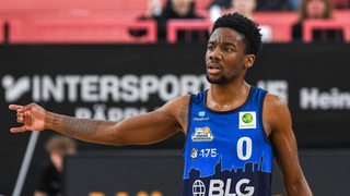 Elijah Jahi Miller gestikuliert während eines Basketball-Spiels. 