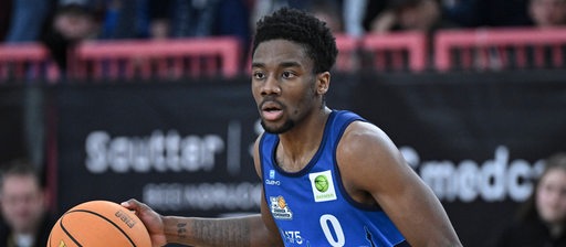Basketballer Elijah Miller von den Eisbären Bremerhaven hat den Ball an der Hand und dribbelt.