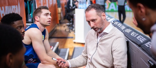 Steven Esterkamp gibt seinen Spielern sitzend taktische Anweisungen