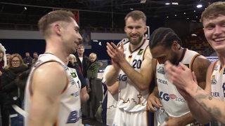 Die Basketballspieler der Eisbären Bremerhaven applaudieren zu ihrem Sieg gegen Bayreuth.