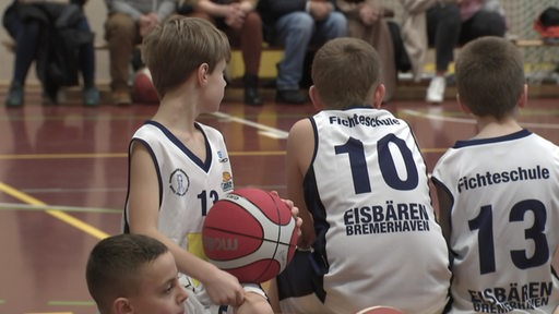 Kinder von einer Grundschule in Bremerhaven beim Basketball spielen. 