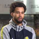 Norris Agbakoko sitzt bei einem Interview und trägt einen Pullover des Baskets Oldenburg