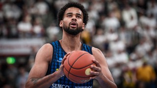 Oldenburgs Basketballer Norris Agbakoko hält den Ball in beiden Händen