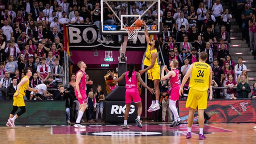 Norris Agbakoko von den Baskets Oldenburg dunkt