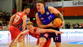 Basketball-Profi Anzac Risetto von den Eisbären Bremerhaven im beherzten Zweikampf mit einem Gießener Spieler um den Ball.