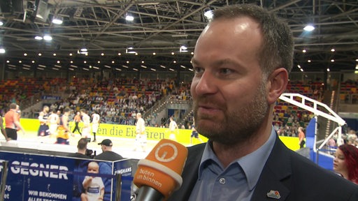 Eisbären-Geschäftsführer Nils Ruttmann während des All-Star-Spiels beim Interview in der Halle.