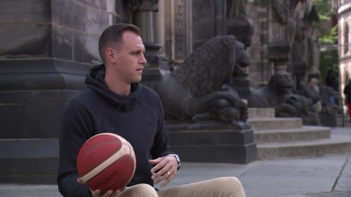 Der national-Basketballspieler Johannes Voigtmann in der Bremer Innenstadt.