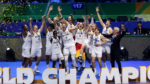 Die deutschen  Basketballer feiern den WM-Sieg.