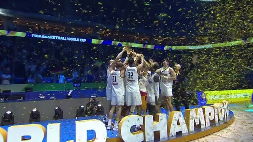 Die deutschen Spieler des Basketball World Cup feiern mit Lametta und dem Pokal in den Händen ihren Sieg.