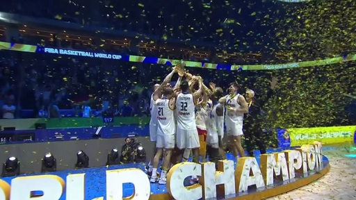 Die deutschen Spieler des Basketball World Cup feiern mit Lametta und dem Pokal in den Händen ihren Sieg.