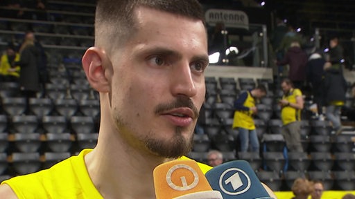Basketballspieler Lukas Wank von den EWE Baskets im Interview mit dem Sportblitz. 