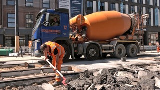 Bauarbeiter arbeiten an der Baustelle am Brill in Bremen