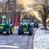 Mehrere Traktoren fahren auf der Parkallee in Bremen entlang.