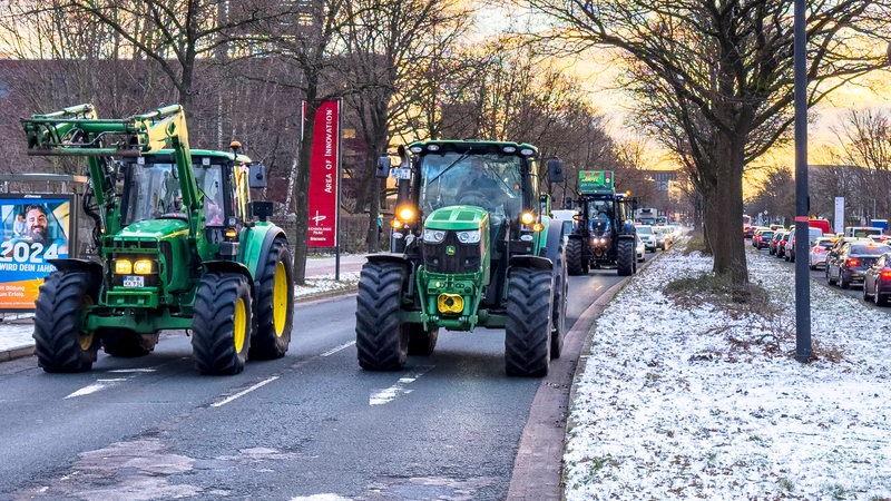Mehrere Traktoren fahren auf der Parkallee in Bremen entlang.