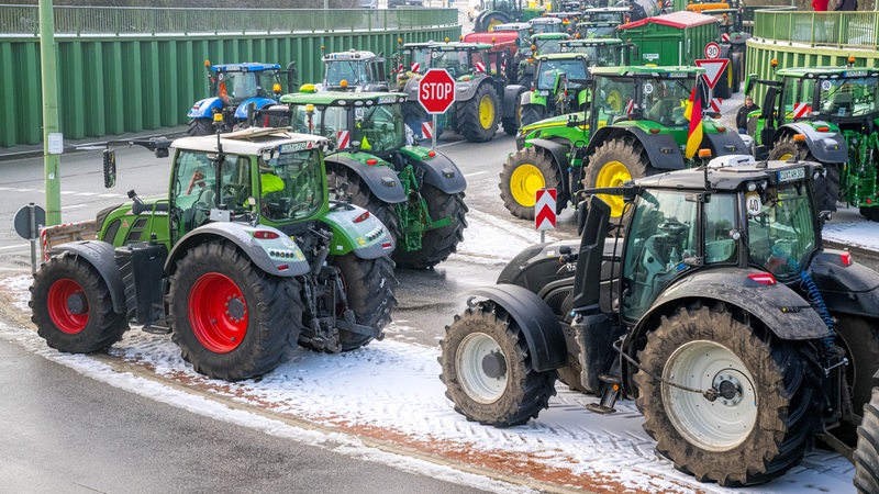 Landwirte blockieren Zugangsstraßen zum Containerterminal Bremerhaven.