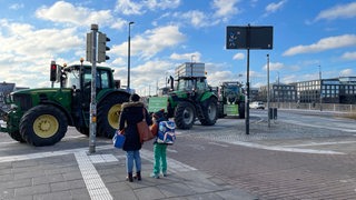 Traktoren fahren von der Wilhelm-Kaisen-Brücke Richtung Altenwall