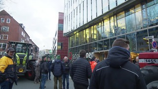 Bauernprotest vor dem Radio Bremen Gebäude.