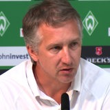 Frank Baumann spricht bei einer Werder-Pressekonferenz.