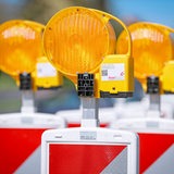 Mehrere Aufsteller einer Baustelle stehen vor unscharfem Hintergrund.