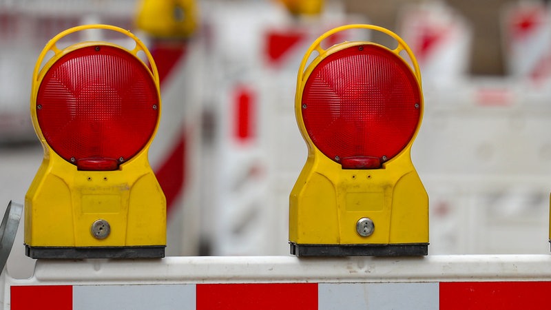 Warnlampen einer Baustellenabsperrung