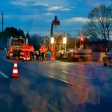 In der Nacht wird auf einer Autobahn gebaut.