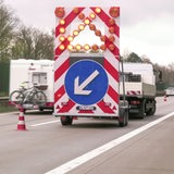 Ein Schild auf einer Autobahn weißt auf eine Umleitung hin