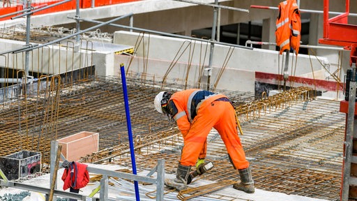 Ein Bauarbeiter auf einer Baustelle (Symbolbild)
