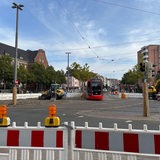 Eine Absperrung vor einer Baustelle, es werden Straßenbahngleise erneuert.