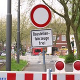 Es ist eine Baustellenabsperrung auf der H.-H.-Meier Allee zu sehen.