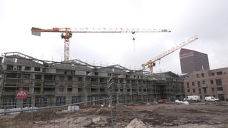 Eine Baustelle mit zwei Kränen im Hintergrund