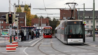 Zwei Straßenbahnen treffen sich in der provisorischen Umsteigeanlage in Bremen-Gröpelingen.