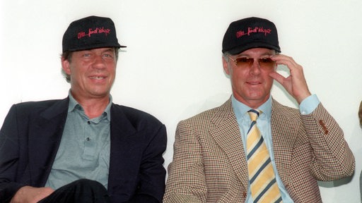 Otto Rehhagel und Franz Beckenbauer tragen Kappen mit der Aufschrift "Otto find ich gut".
