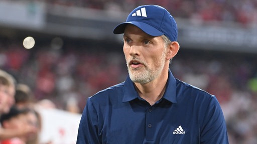 Thomas Tuchel steht am Spielfeldrand.