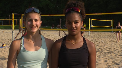 Die Beachvolleyball Spielerinnen Luisa Durisova und Sunna Milz im Interview. 