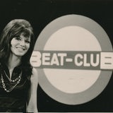 Uschi Nerke neben dem Beat-Club-Logo