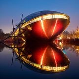 Universum Bremen im Dunkeln beleuchtet