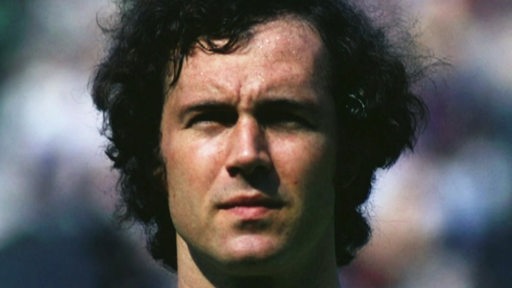 Zu sehen ist Franz Beckenbauer als junger Spieler.