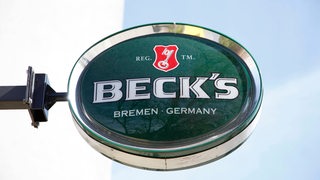 Das Beck's Logo als Schild an einer Gastronomie