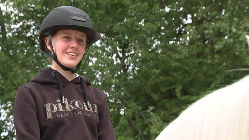 Zu sehen ist die Reiterin Brianne Beerbaum auf ihrem Pferd.